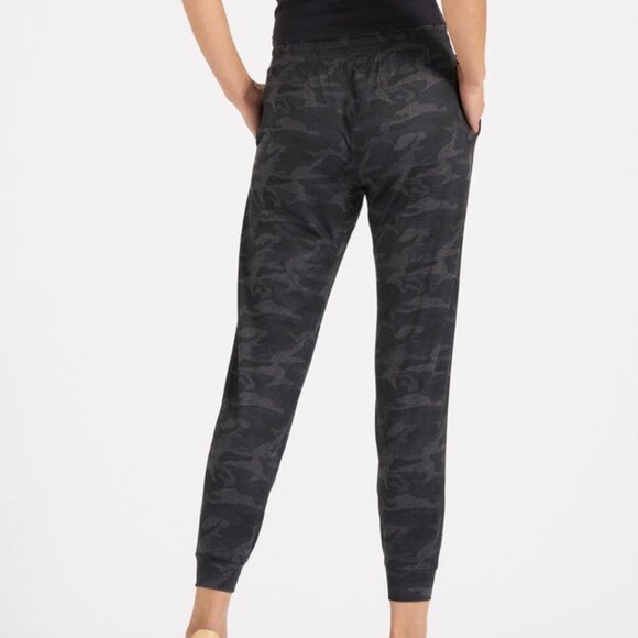 NEW With Tags Vuori Performance Jogger Black Camo XS-Long - Picture 2 of 5
